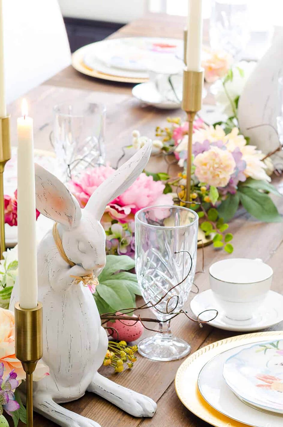 Abgestufte Kerzenhalter und Osterhase aus Metall