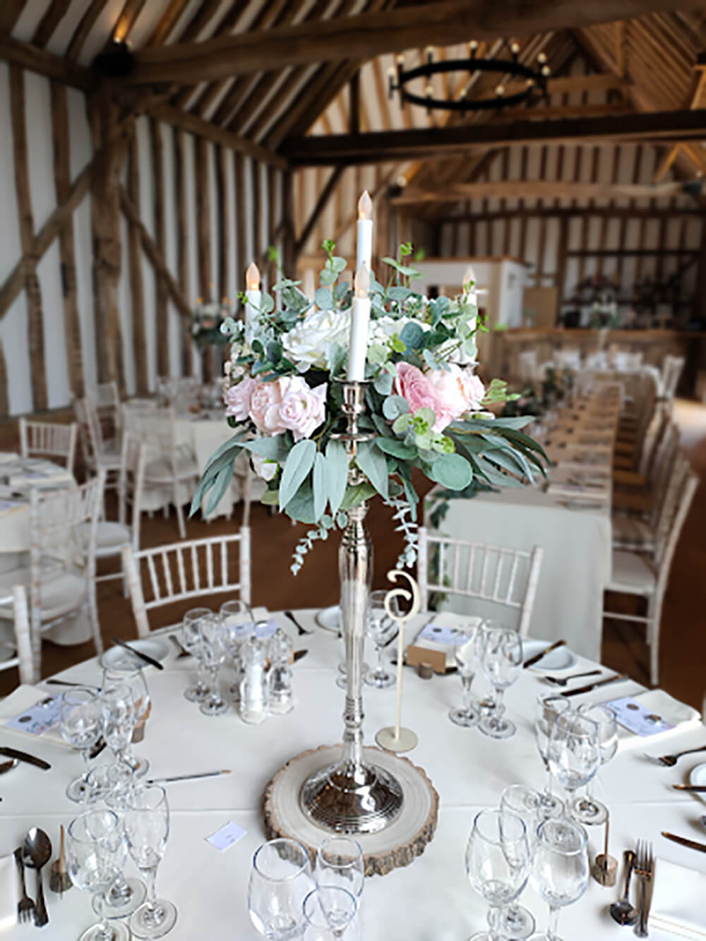 attach-flowers-to-candelabras-for-weddings-easy-guide